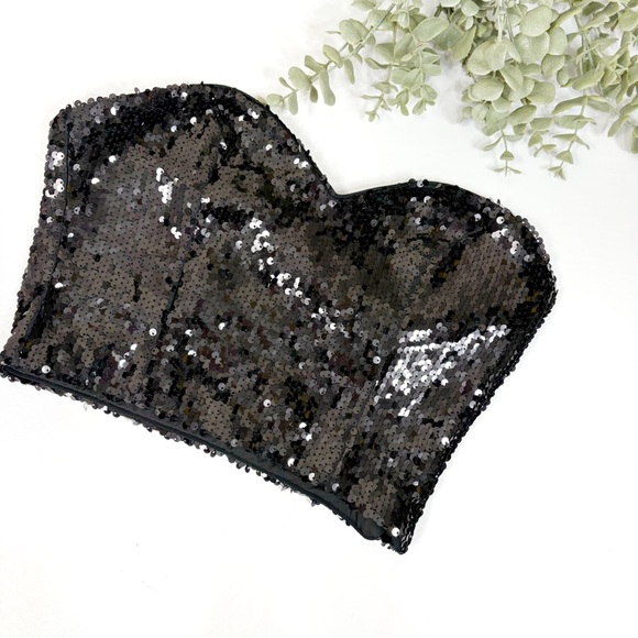 SUPERDOWN • Estella Sequin black sleeveless crop top - Picture 2 of 4